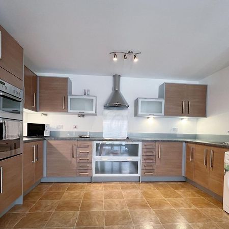 Comfort Seaside Two-Bedroom Apt Swansea Bagian luar foto