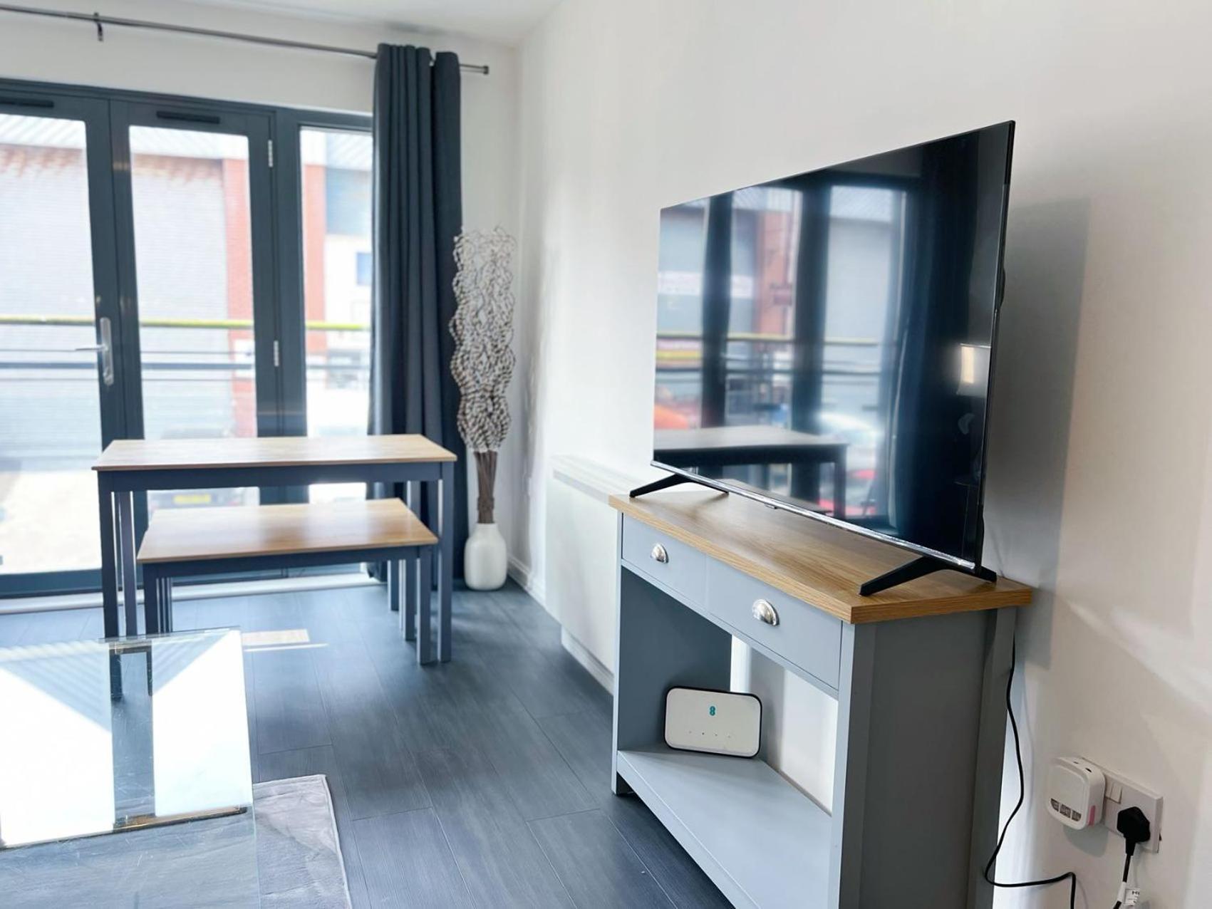 Comfort Seaside Two-Bedroom Apt Swansea Bagian luar foto