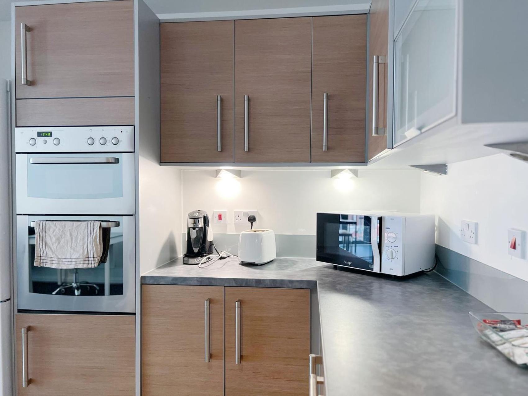 Comfort Seaside Two-Bedroom Apt Swansea Bagian luar foto