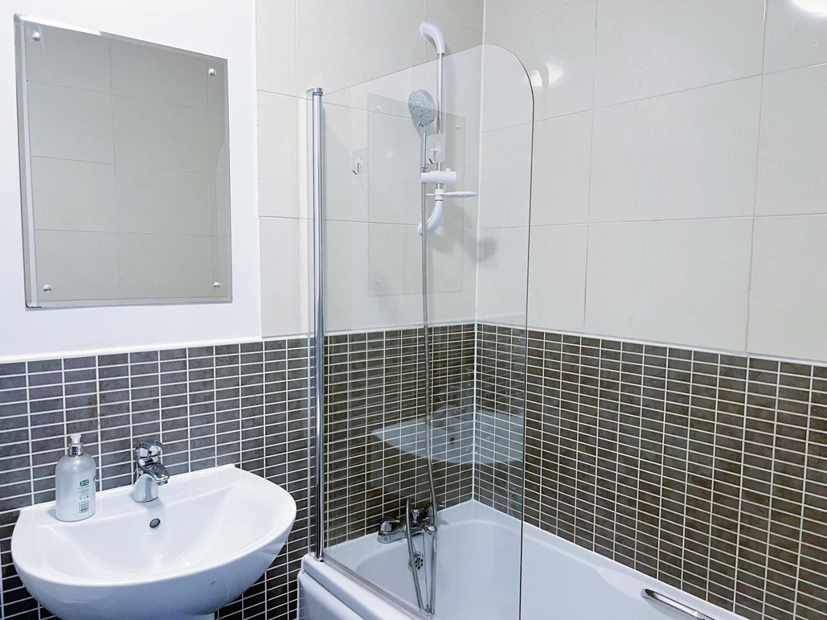 Comfort Seaside Two-Bedroom Apt Swansea Bagian luar foto