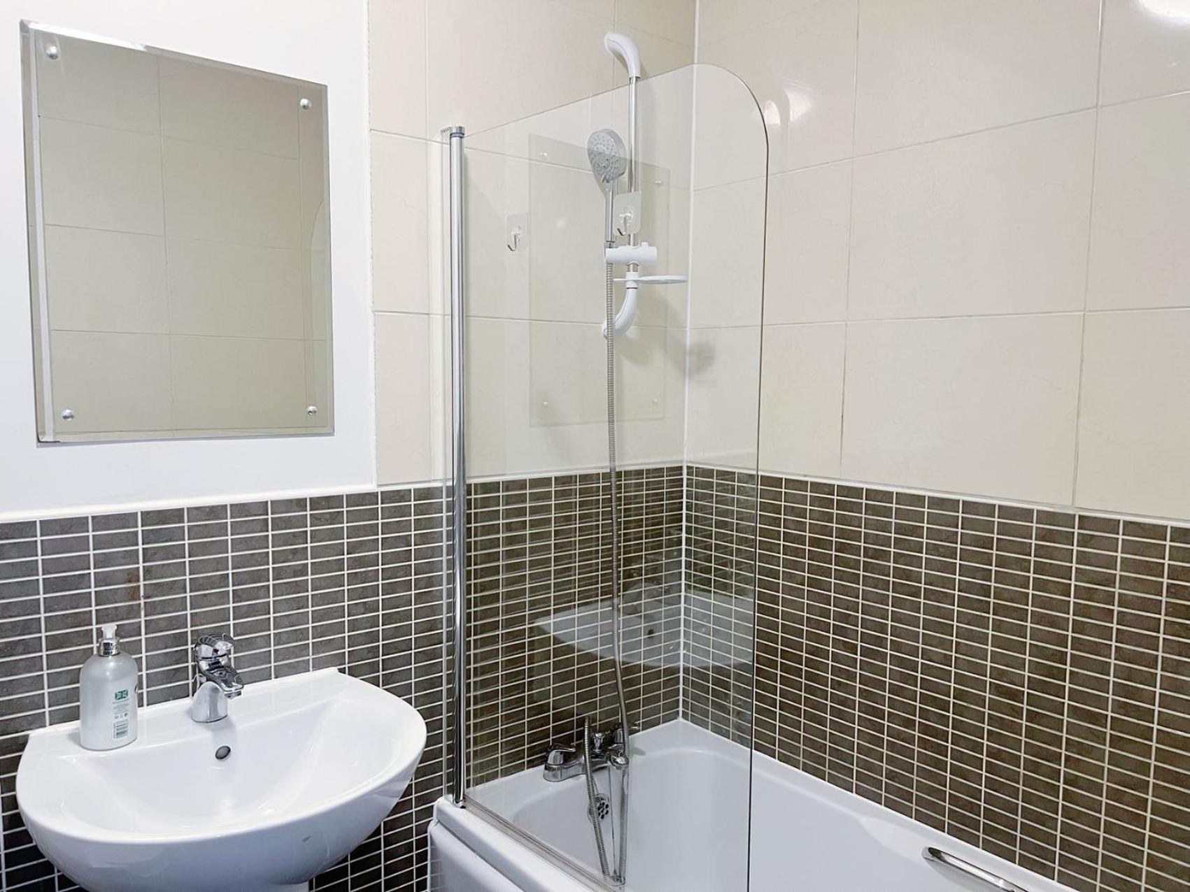 Comfort Seaside Two-Bedroom Apt Swansea Bagian luar foto