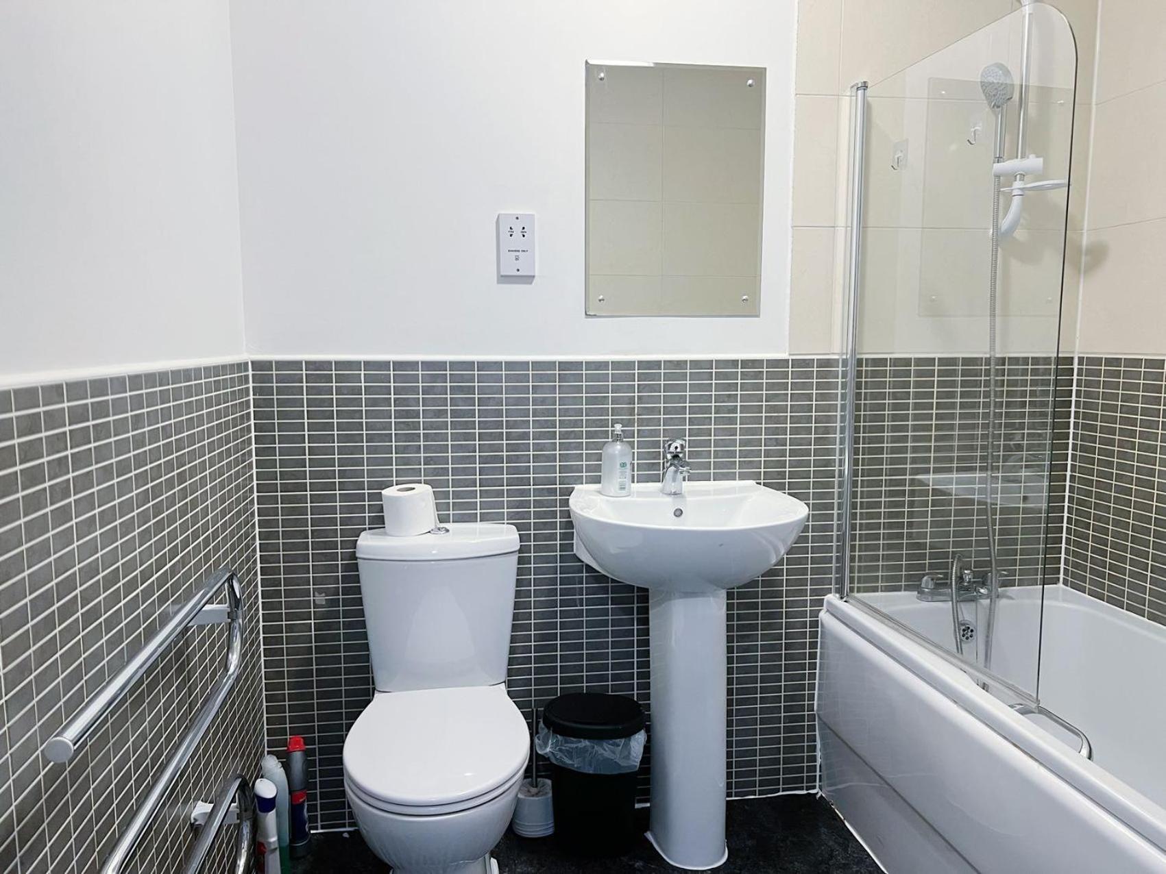 Comfort Seaside Two-Bedroom Apt Swansea Bagian luar foto